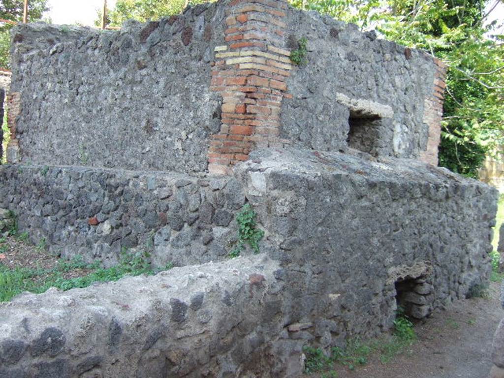 HGE43 Pompeii. May 2006. South side and east side with two openings.