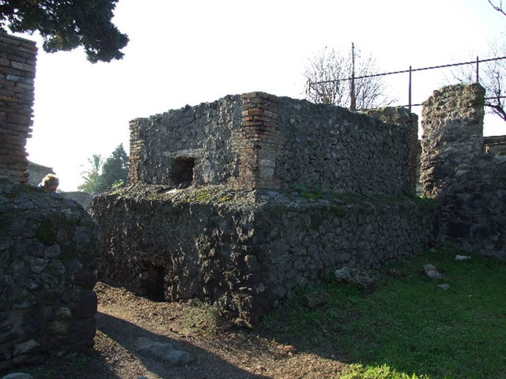 HGE43 Pompeii. December 2006. East and north sides.