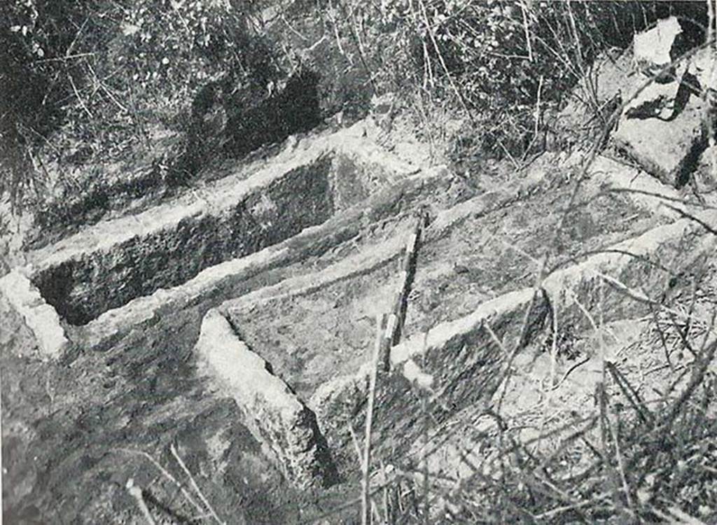 HGE45 Pompeii. The two graves during excavation in 1979.
See De Caro S., 1979. Cronache Pompeiane V, p. 181, fig. 2.