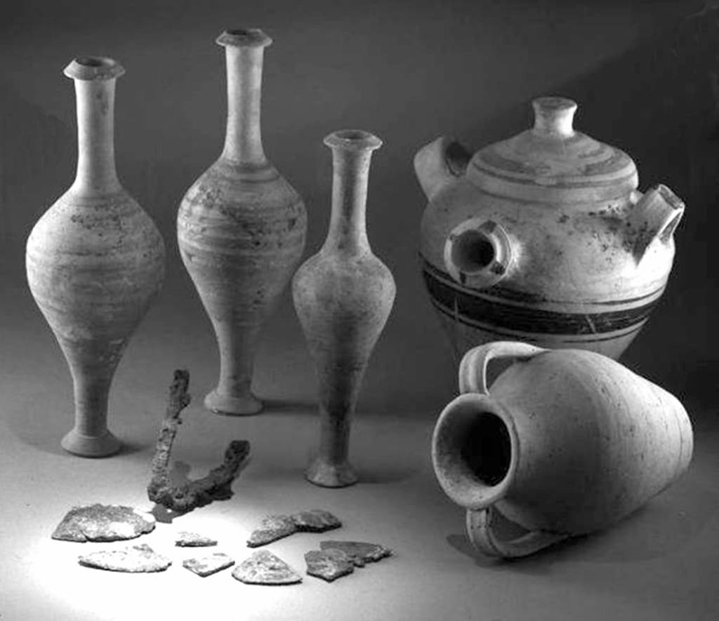 HGE45 Pompeii. Grave goods from the Samnite grave 1.
3 perfume jars, a stamnos, a small amphora, the remains of a bronze mirror and an iron scissors.
SAP inventory numbers 19065, 19066, 19067, 19068, 19069, 19070, 19071.
See De Caro S., 1979. Cronache Pompeiane V, p. 181-5, figs. 5-11.
