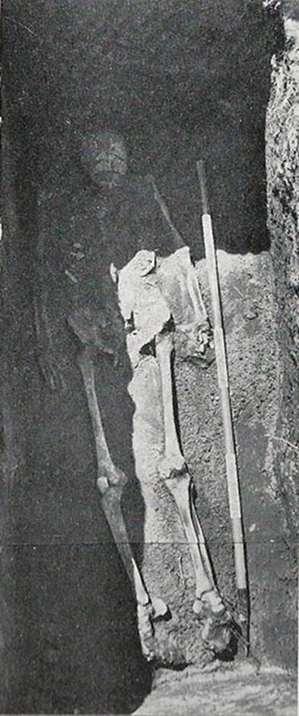 HGE45 Pompeii. Grave 2 and skeleton.
According to Stefano De Caro, the size of the skeleton and the bone remains suggest this was a male.
There were no other grave contents.
This is the more westerly of the two graves.
See De Caro S., 1979. Cronache Pompeiane V, p. 185, p. 187, fig. 12.