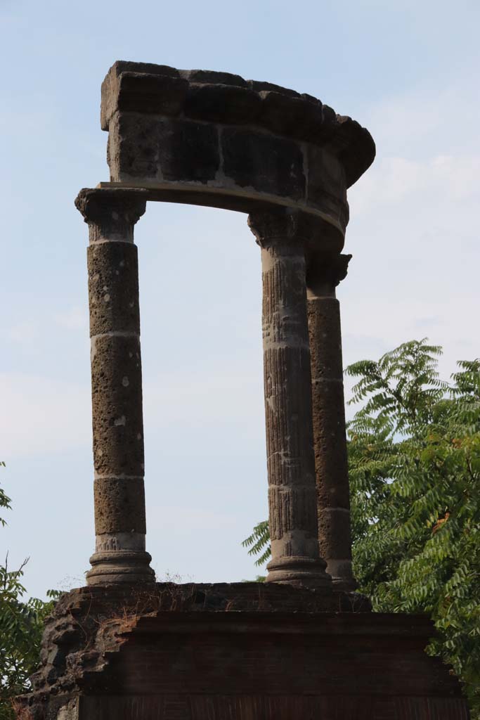 HGW04a Pompeii. September 2021. 
Looking west towards east side showing reconstructed circular aedicula. Photo courtesy of Klaus Heese.
