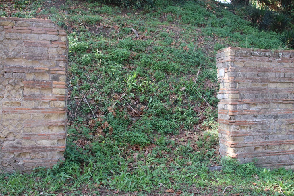 HGW11 Pompeii. October 2023. Looking west to shop doorway at rear of portico. Photo courtesy of Klaus Heese.