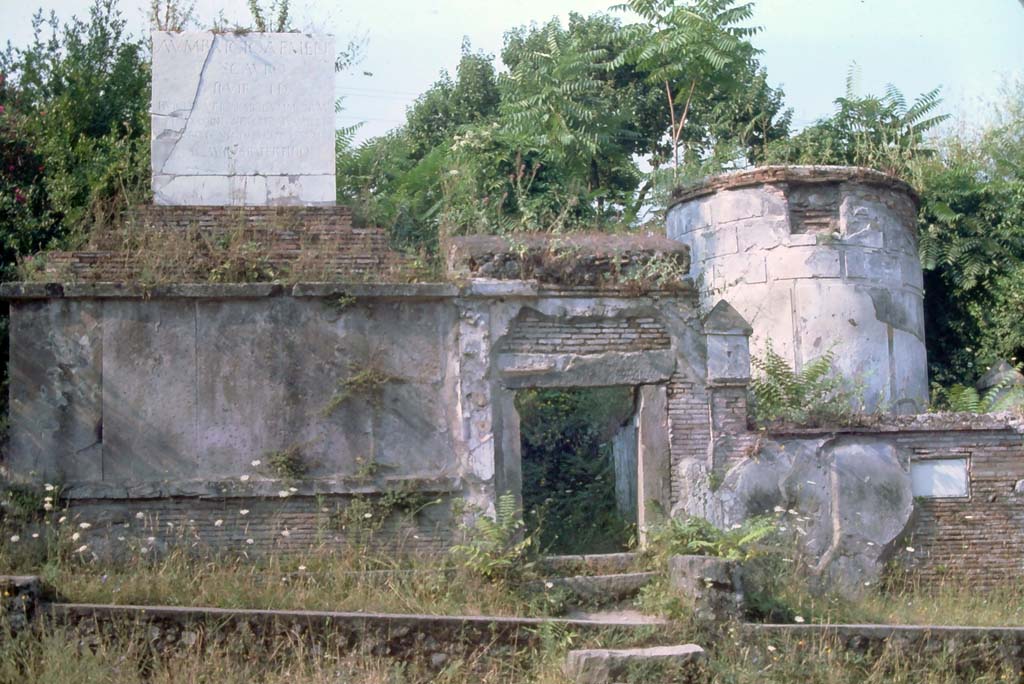 HGW17, Pompeii. 8th August 1976. Looking west to front of tomb.
Photo courtesy of Rick Bauer, from Dr George Fay’s slides collection.
