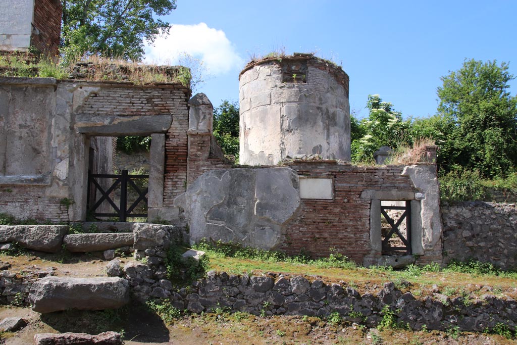 HGW18 Pompeii, on right. May 2024.
Looking west towards doorway to tomb, with doorway to HGW17, on left. Photo courtesy of Klaus Heese.