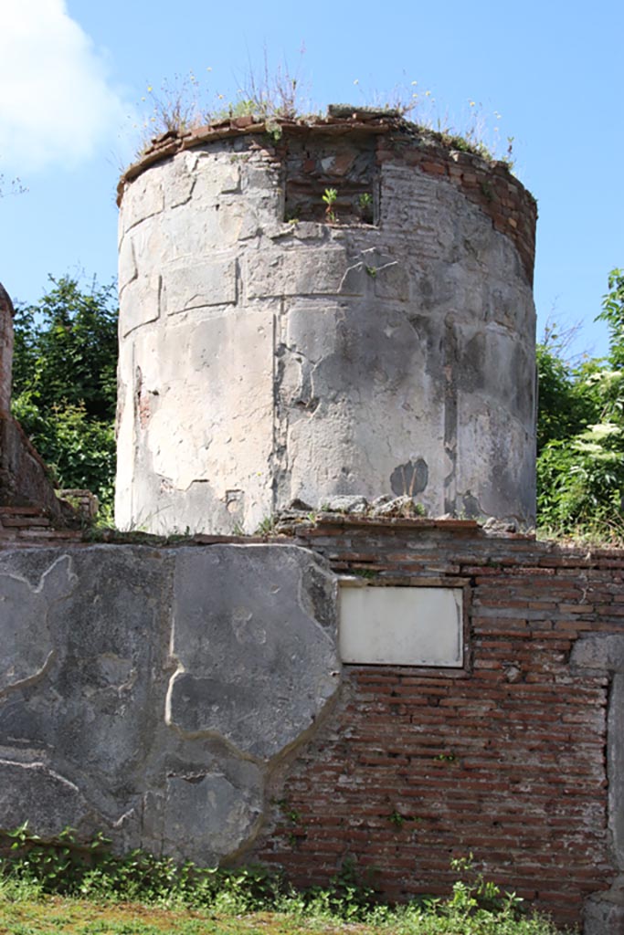HGW18 Pompeii. May 2024.
Looking west towards south end of east side of tomb. Photo courtesy of Klaus Heese.