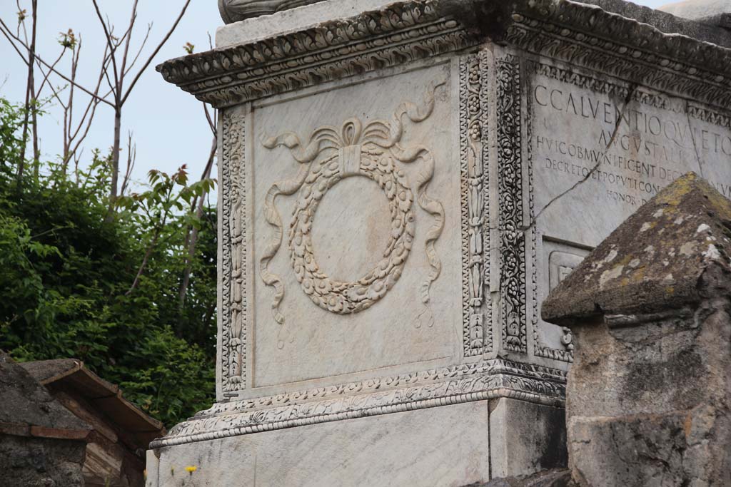 HGW20 Pompeii. April 2014. Detail from south and east sides of marble altar. Photo courtesy of Klaus Heese.

