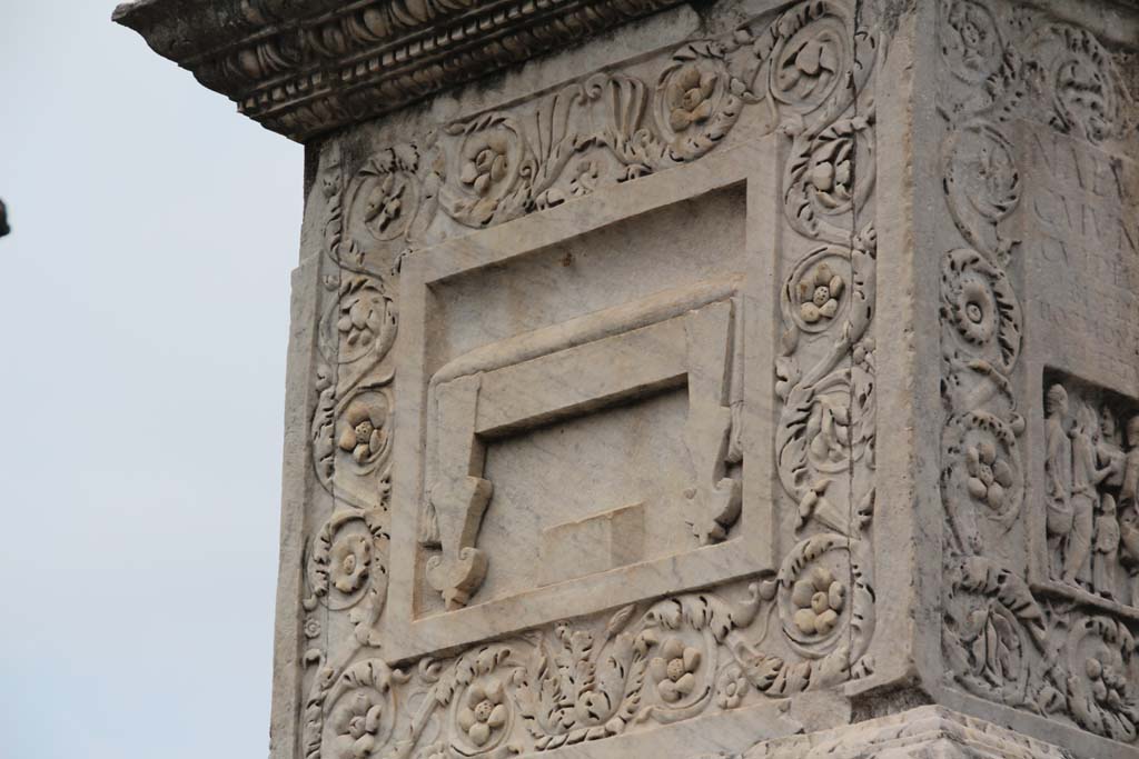 HGW22 Pompeii. April 2014. Marble carving with a bisellium on upper south side. Photo courtesy of Klaus Heese.