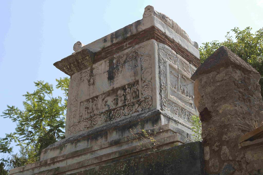 HGW22 Pompeii. September 2019. Looking towards upper east (front) and north side of tomb. Photo courtesy of Aude Durand.