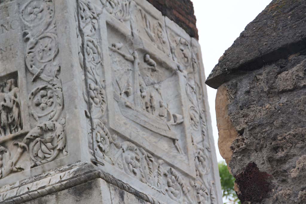 HGW22 Pompeii. April 2014. Upper north side with ship relief. Photo courtesy of Klaus Heese