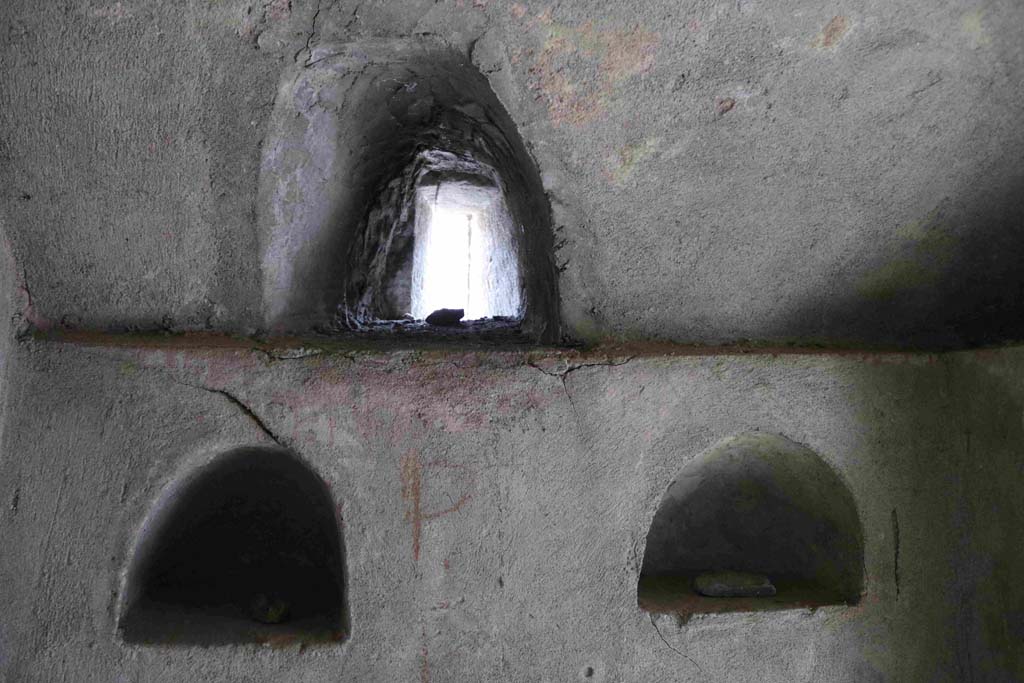 HGW22 Pompeii. September 2019. South wall, with slit window, and two upper niches. Photo courtesy of Aude Durand.