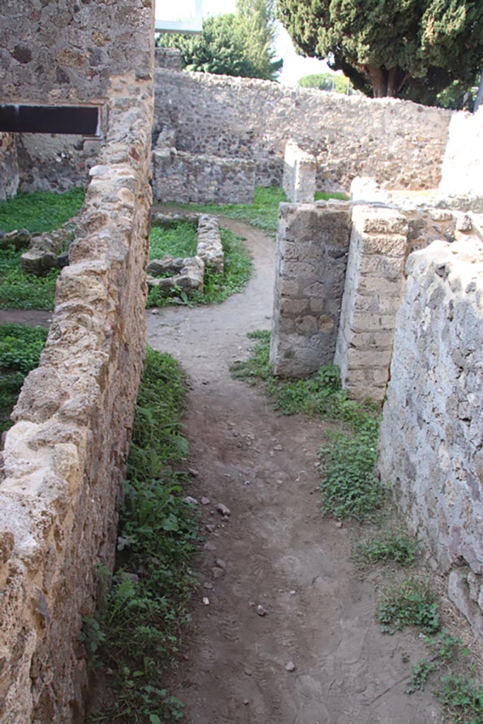 HGW25 Pompeii. Part of Villa of Diomedes. October 2023.
Looking west along corridor 7,4. Photo courtesy of Klaus Heese.
