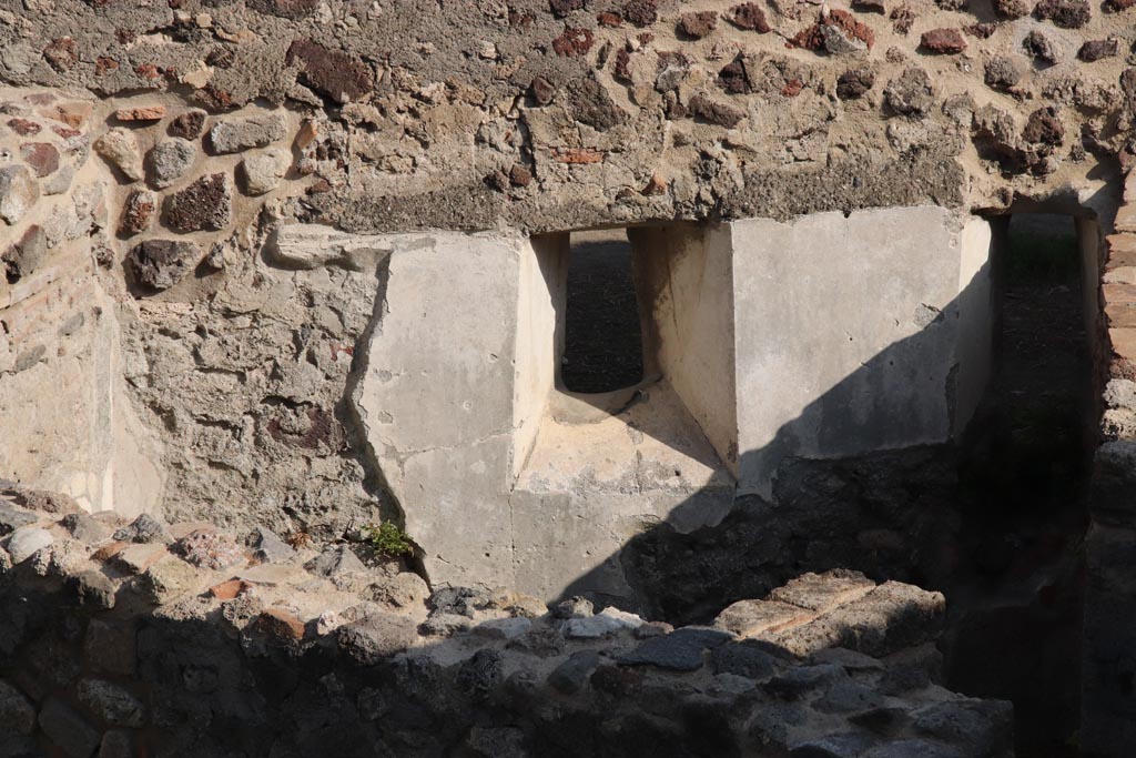 HGW25 Pompeii. Villa of Diomedes. October 2023. Detail of window in east wall of room 7,5. Photo courtesy of Klaus Heese.