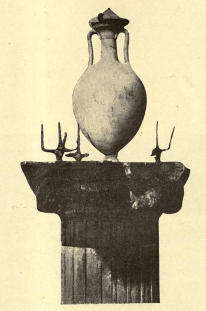 NGG Pompeii. 1910 photo of top of Ionic column with marble vase and the remains of iron tridents.
See Notizie degli Scavi di Antichità, 1910, p. 388 fig. 6.