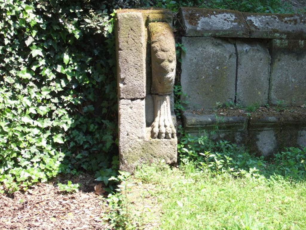 NGH Pompeii. May 2006. Schola tomb north-west end with lion paw. 