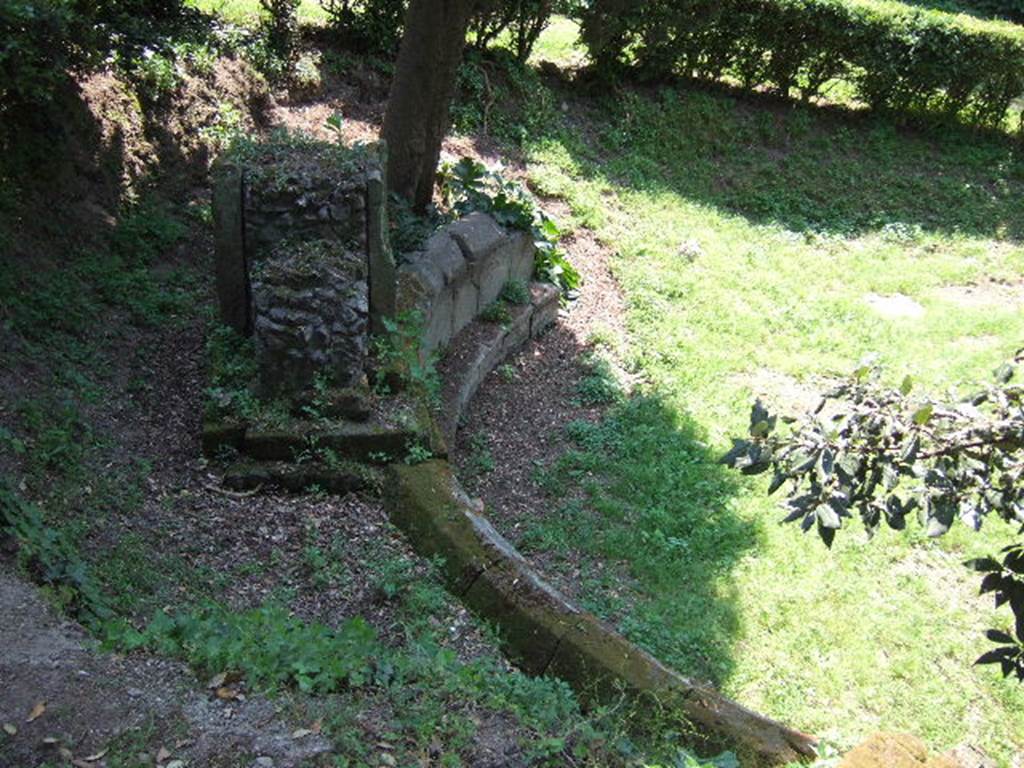 NGH Pompeii. May 2006. Schola tomb and north side of altar, from pathway above.
