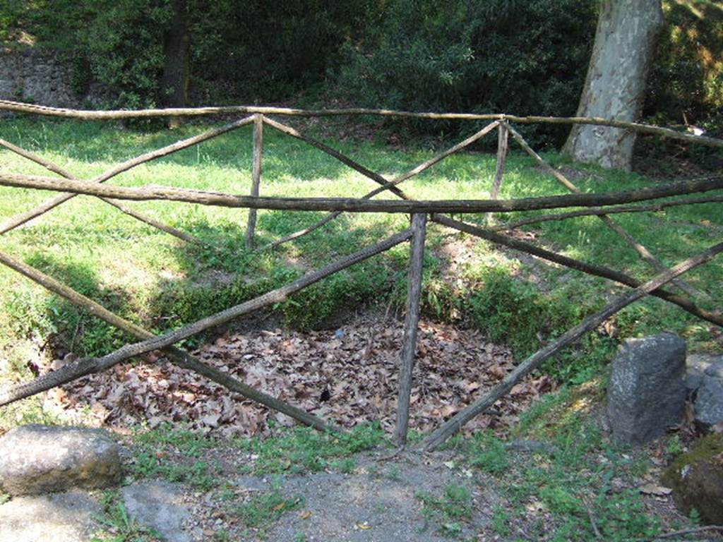 NGI Pompeii. May 2006. Small rectangular area between tomb of M. Obellius Firmus and tomb of Aesquillia Polla. According to Spano, this could have been a tomb garden, but this was not conclusive. See Notizie degli Scavi di Antichità, 1910, p. 393. Jashemski quotes Pozzi as believing it could be a bustum, A place for burning funeral pyres. See Jashemski, W. F., 1993. The Gardens of Pompeii, Volume II: Appendices. New York: Caratzas. (p. 255-6, no. 526).