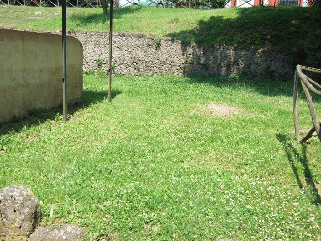 NGI Pompeii. May 2006. Wooden fence of tomb garden on right with south wall of tomb of M. Obellius Firmus on left.