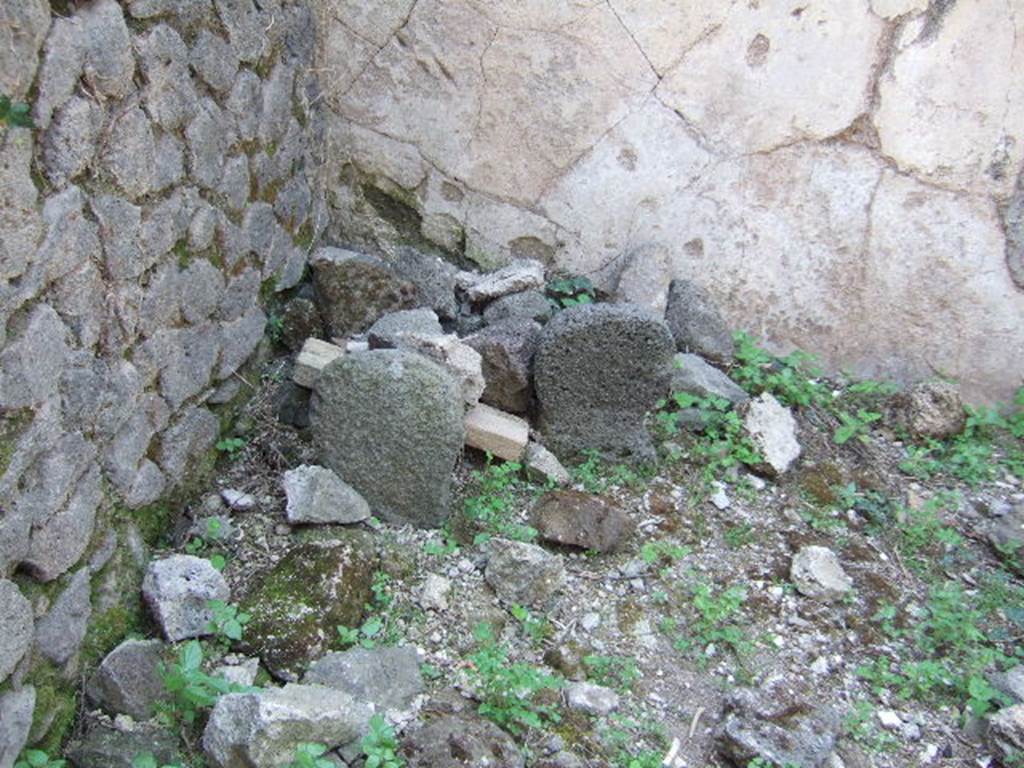 Pompeii Porta Nocera. Tomb 16EN, two columelle in south-west corner. May 2006.