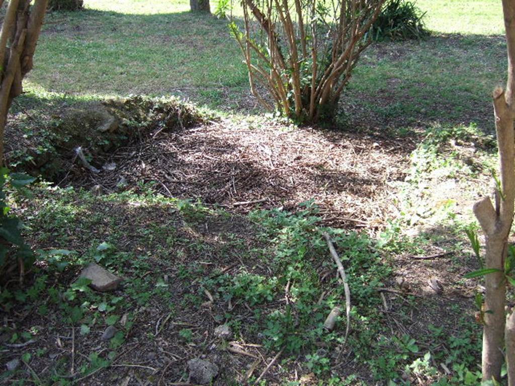 Pompeii Porta Nocera Tomb 18EN. This tomb had no finds and no columelle to suggest a name. According to De Caro, the absence of columelle cast doubt on its function as a tomb. It may be a ustrinum (site of funeral pyre) or a tomb not yet used. See D’Ambrosio, A. and De Caro, S., 1983. Un Impegno per Pompei: Fotopiano e documentazione della Necropoli di Porta Nocera. Milano: Touring Club Italiano.  (18EN).