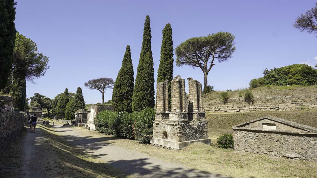 Pompeii Porta Nocera. August 2021. Tombs 20EN (centre right) and 22EN (right). 
Looking west along Via delle Tombe. Photo courtesy of Robert Hanson.


