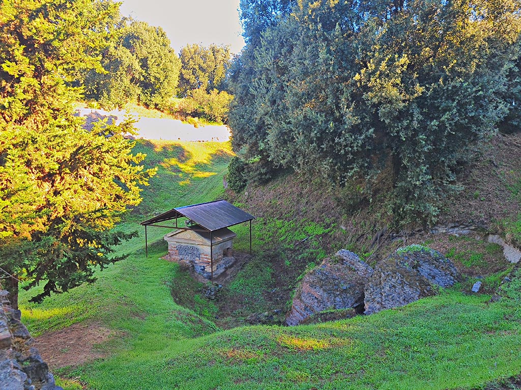 Pompeii Porta Nocera tombs. October 2024. 
Tomb 34aEN, aedicula tomb on a podium. Looking north from Via delle Tombe. Photo courtesy of Giuseppe Ciaramella.
