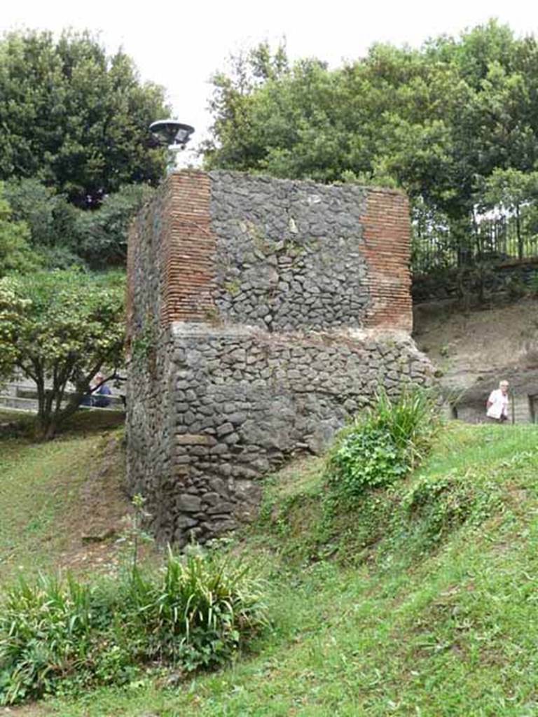 Pompeii Porta Nocera. May 2010. Tomb 36EN. West side.
