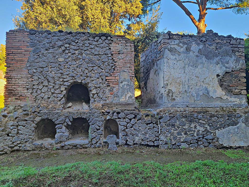 Pompeii Porta Nocera. October 2024.
Tomb 36EN, four columelle were found but none had an inscription. One columelle can be seen in front of the niche, in centre.
Photo courtesy of Giuseppe Ciaramella.