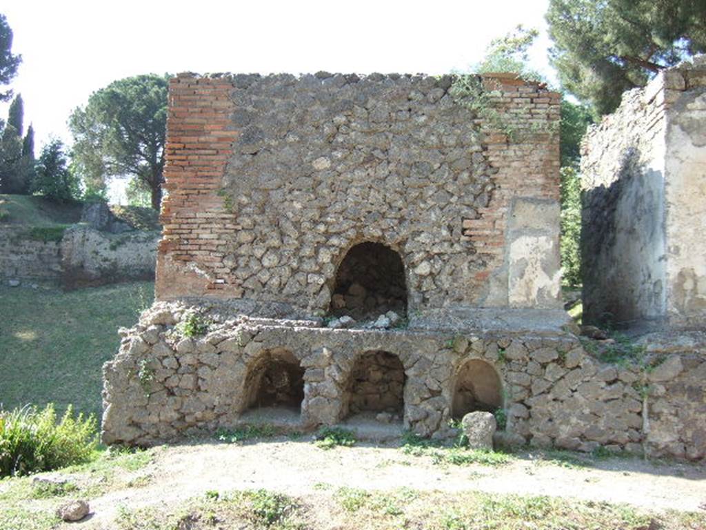 Pompeii Porta Nocera. May 2006. Tomb 36EN, four columelle were found but none had an inscription.