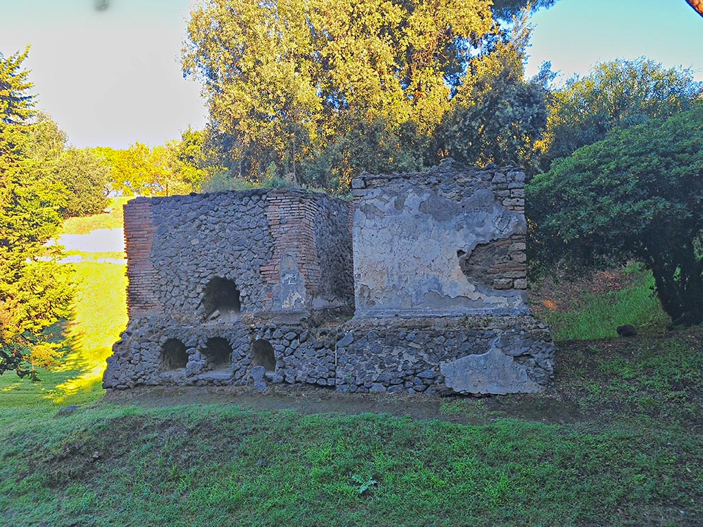 Pompeii Porta Nocera. October 2024.
Looking north from Via delle Tombe with Tomb 36EN, on left, and Tomb 38EN, on right. Photo courtesy of Giuseppe Ciaramella.