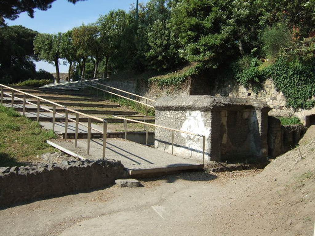 Pompeii Porta Nocera. May 2006. Tombs 40EN, 40aEN (under ramp) and 42EN.
A large female columella in lava was found in 40aEN.
It had no inscription but there was a slab to protect the cremation urn.
See D’Ambrosio, A. and De Caro, S., 1983. Un Impegno per Pompei: Fotopiano e documentazione della Necropoli di Porta Nocera. Milano: Touring Club Italiano. (40aEN).