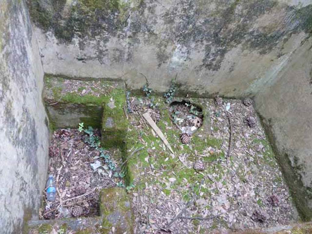 Pompeii Porta Nocera. Tomb 42EN, north side. May 2010.