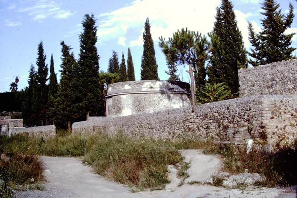 Pompeii Via delle Tombe. South-east side with tombs 3ES and 1ES towards the right. Photo by Stanley A. Jashemski.
Source: The Wilhelmina and Stanley A. Jashemski archive in the University of Maryland Library, Special Collections (See collection page) and made available under the Creative Commons Attribution-Non Commercial License v.4. See Licence and use details.
J68f1951
