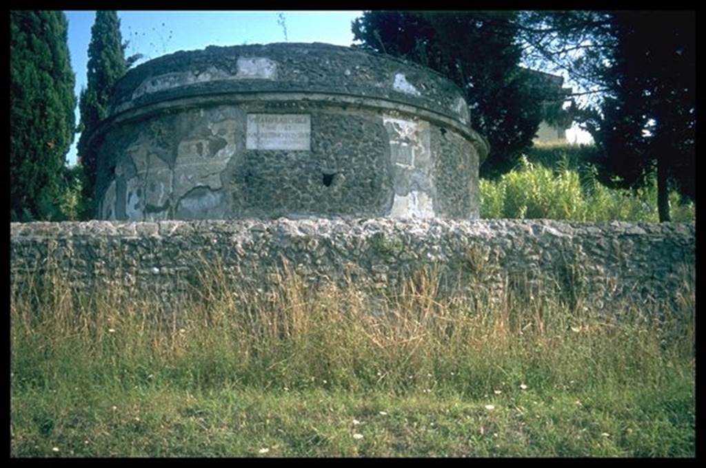 Pompeii Porta Nocera Tomb 3ES. Tomb of Veia Barchilla and Numerius Agrestinus Equitius Pulcher. Photographed 1970-79 by Günther Einhorn, picture courtesy of his son Ralf Einhorn.