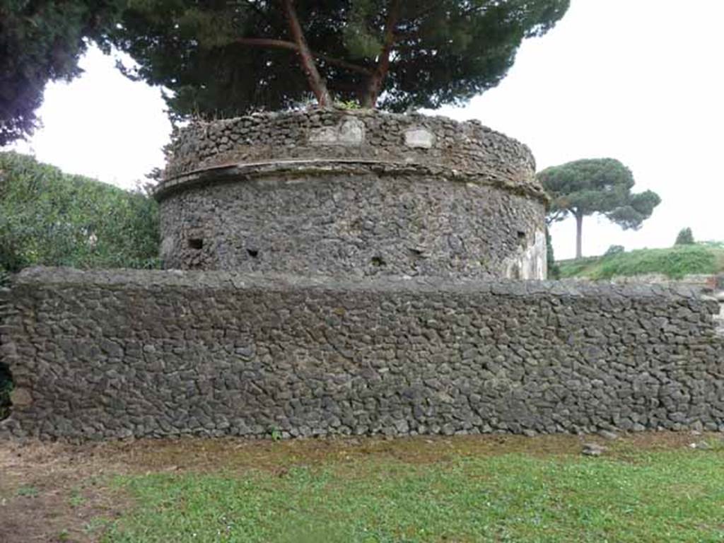 Pompeii Porta Nocera. Tomb 3ES.  May 2010. Looking west from east side.
