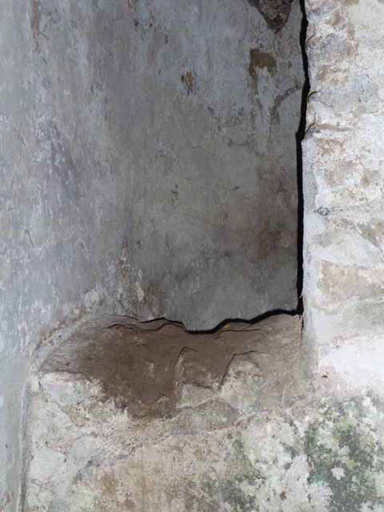 Pompeii Porta Nocera. Tomb 3ES, narrow doorway around the perimeter. May 2010.