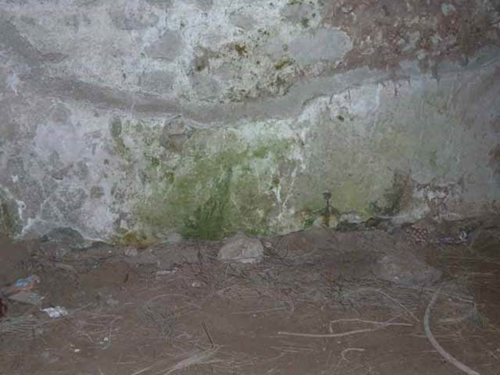 Pompeii Porta Nocera. Tomb 3ES, floor surface and walls. May 2010.