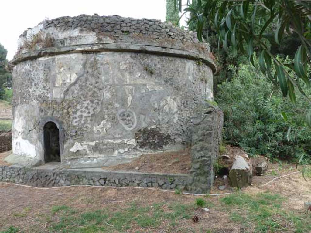 Pompeii Porta Nocera. Tomb 3ES, looking east towards west and south sides. May 2010.
