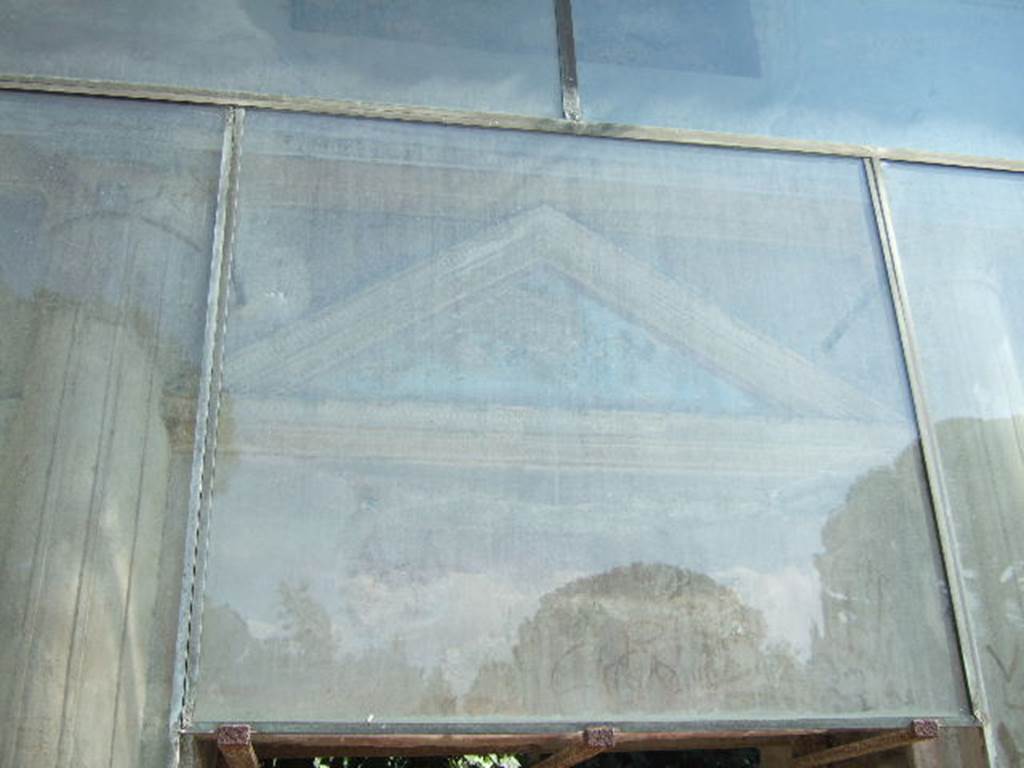 Pompeii Porta Nocera. Tomb 19ES. May 2006. Triangular cornice above door.