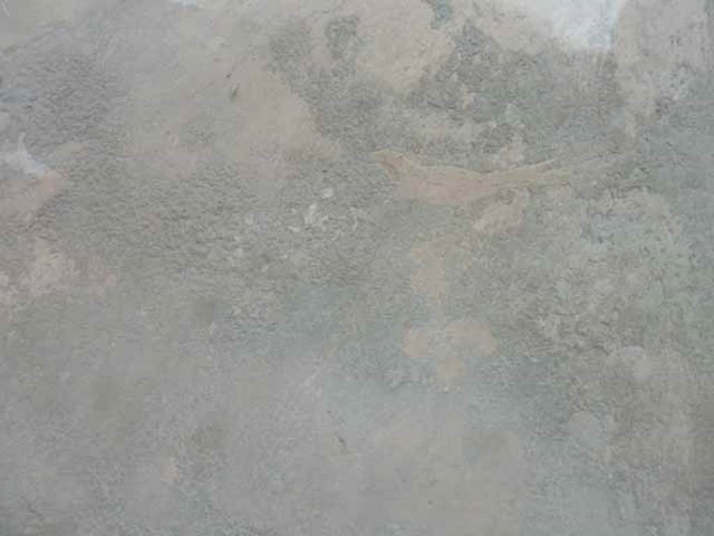 Pompeii Porta Nocera. May 2010. Tomb 19ES. West side of doorway, remains of painted bird above fencing and shrubbery.