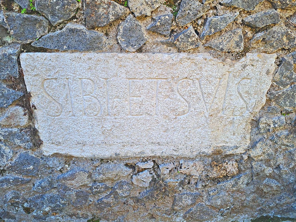 Pompeii Porta Nocera. October 2024.
Tomb 11OS. The plaque on the front wall to the west containing the inscription SIBI ET SVIS. Photo courtesy of Giuseppe Ciaramella.
