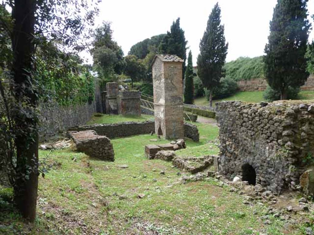 Looking north-west from rear of 19OS, along the Via delle Tombe, towards the city walls. May 2010.