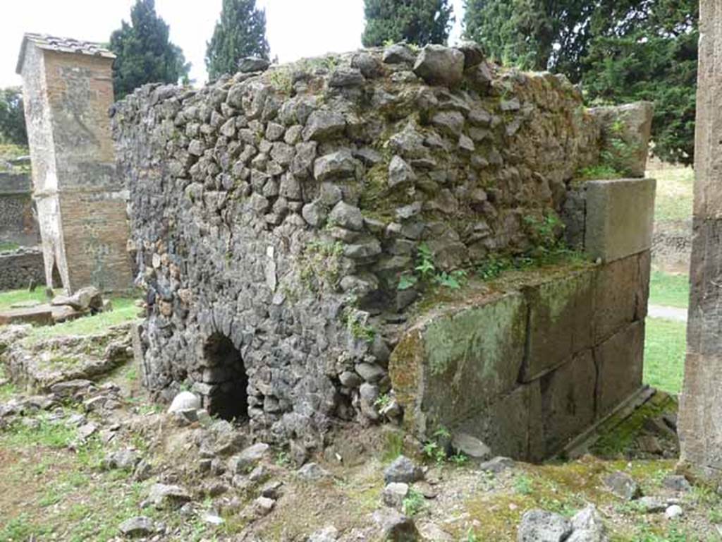 Pompeii Porta Nocera Tomb 19OS. May 2010.  Rear south side, with arched recess in centre.