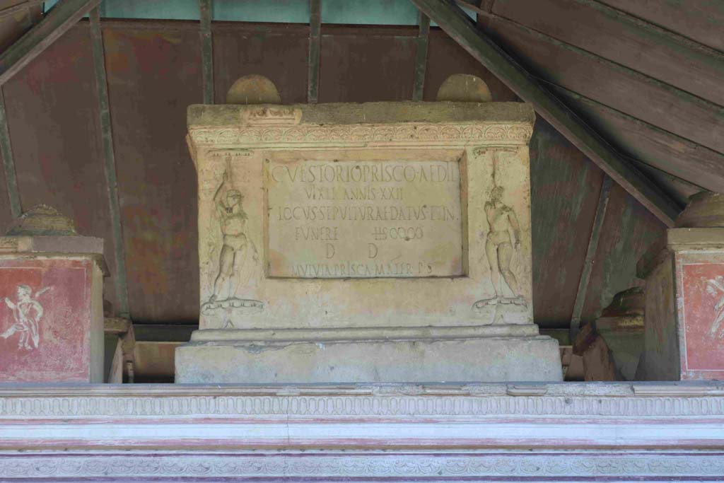 VGJ Pompeii. February 2020. Detail from upper east side of tomb. Photo courtesy of Aude Durand.