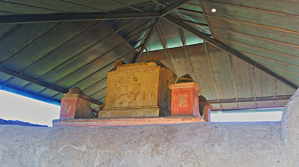 VGJ Pompeii. December 2019. 
West side of inner tomb with carved marble figure and paintings of cupids. Photo courtesy of Giuseppe Ciaramella.
