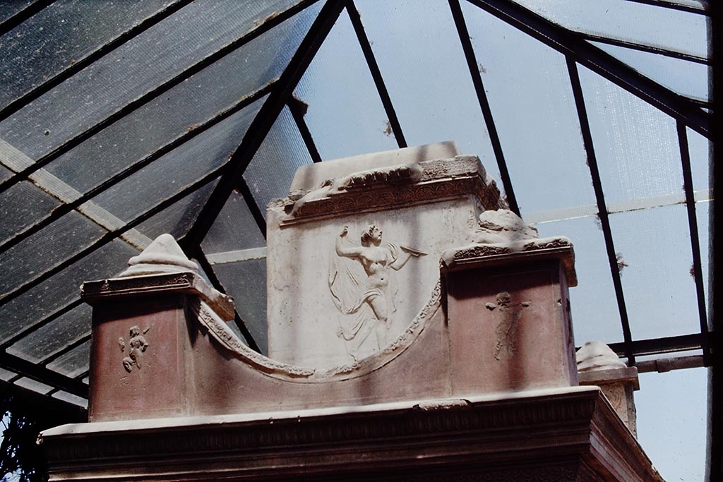 VGJ Pompeii. 1968. 
South side of inner tomb with carved marble figure and paintings of cupids. Photo by Stanley A. Jashemski.
Source: The Wilhelmina and Stanley A. Jashemski archive in the University of Maryland Library, Special Collections (See collection page) and made available under the Creative Commons Attribution-Non-Commercial License v.4. See Licence and use details.
J68f0227
