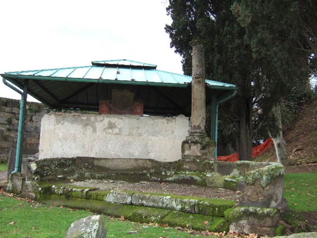 VGK Pompeii. December 2005. Tomb of Arellia Tertulla, daughter of Numerius and wife of Veius Fronto.
The schola tomb has a lions paw or claw at each end. 
In the centre was a plinth which had two marble plaques. 
