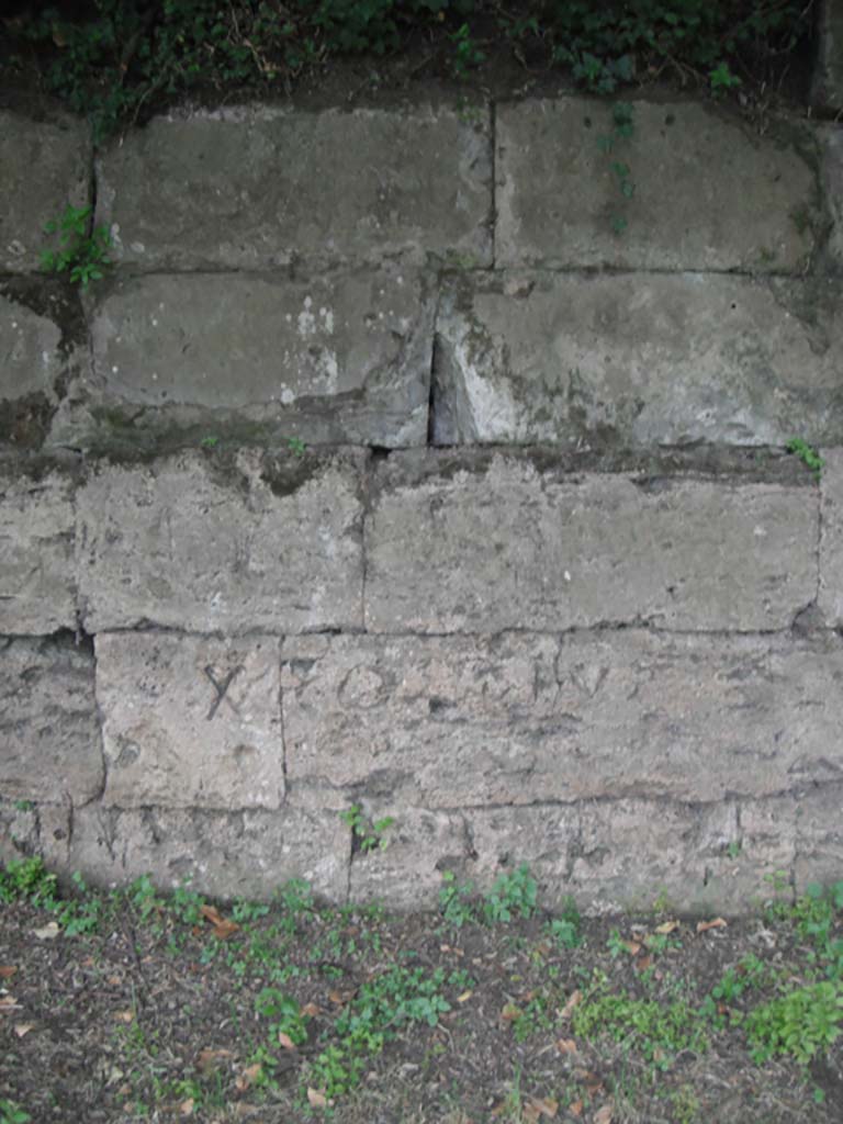 Tombs PSPN Pompeii. May 2011. Wall with inscription to Caius Considius.
Photo courtesy of Ivo van der Graaff.
