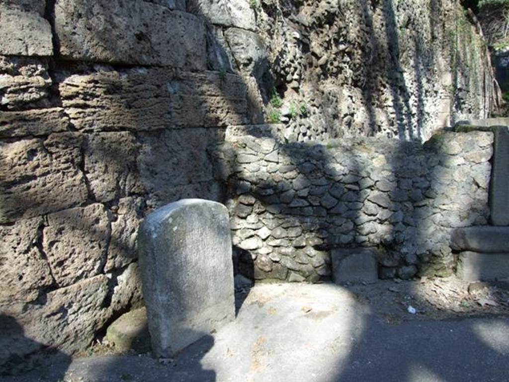 SGH Pompeii. March 2009. Front of enclosure on north side of schola with small boundary stone behind larger Cippus.