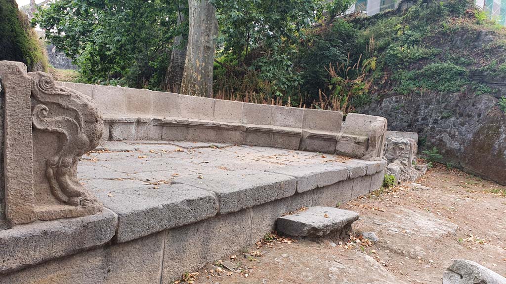 SGF Pompeii. August 2021. Schola, looking south-east.
Foto Annette Haug, ERC Grant 681269 DÉCOR